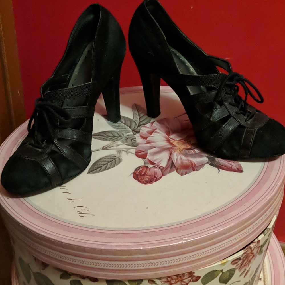 BCBG heels - Picture 4 of 4